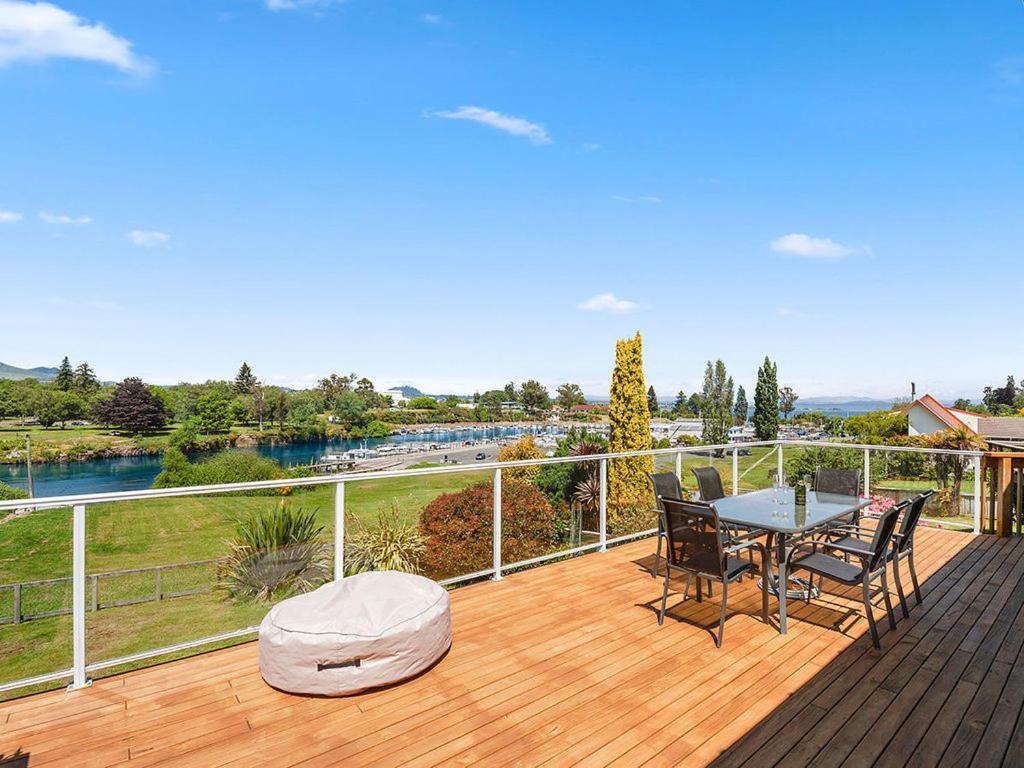 Central Riverside Retreat - Taupo Holiday Home Exterior photo