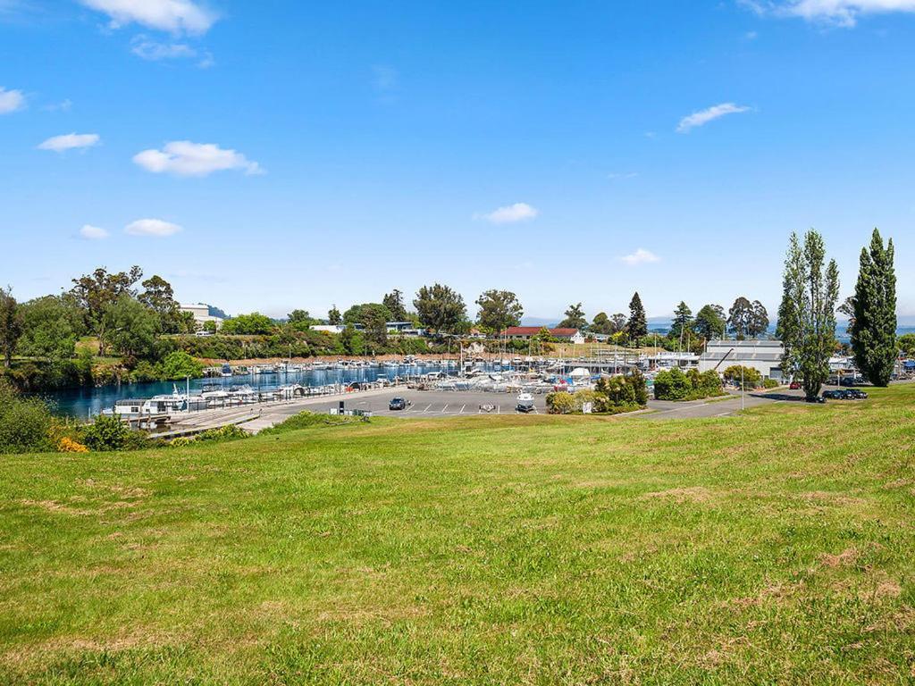 Central Riverside Retreat - Taupo Holiday Home Exterior photo
